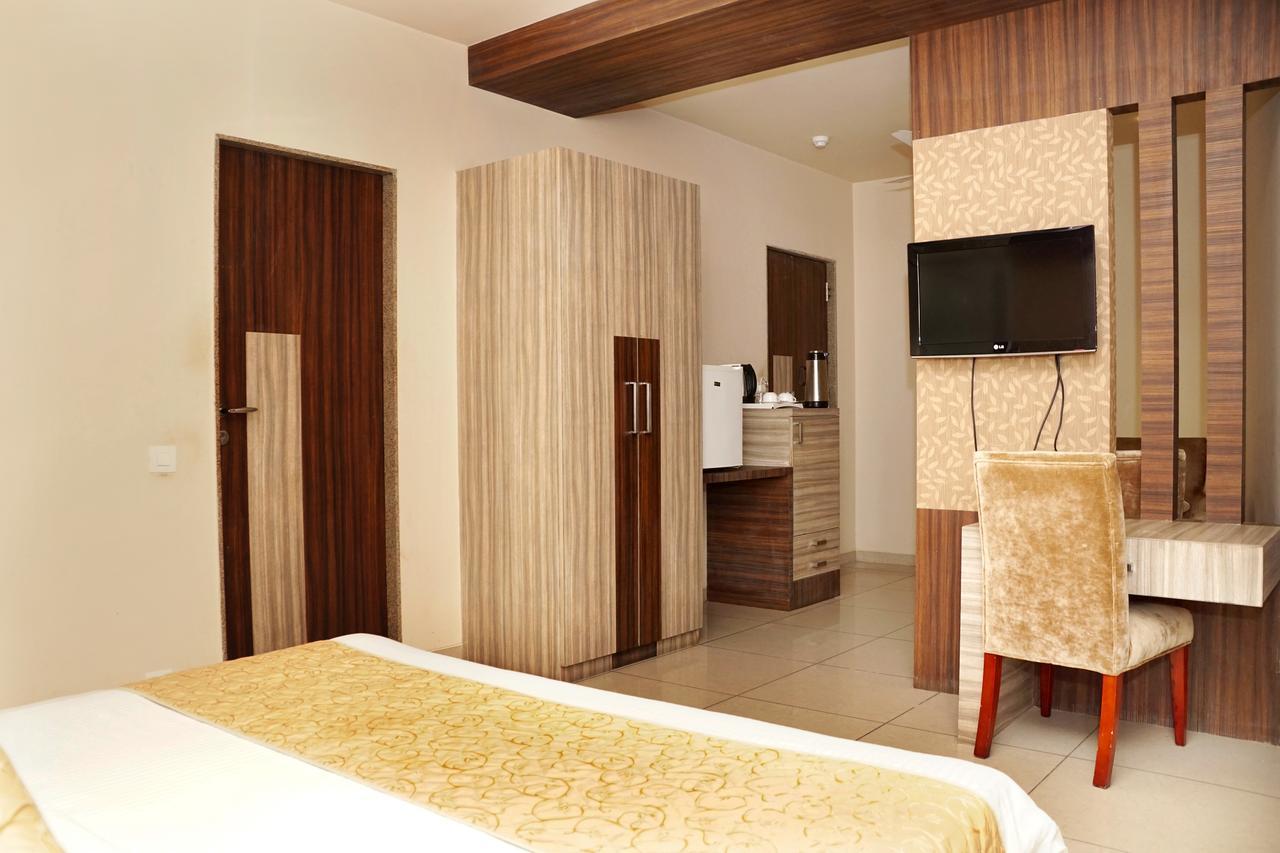אחמדאבאד Hotel Gormoh מראה חיצוני תמונה