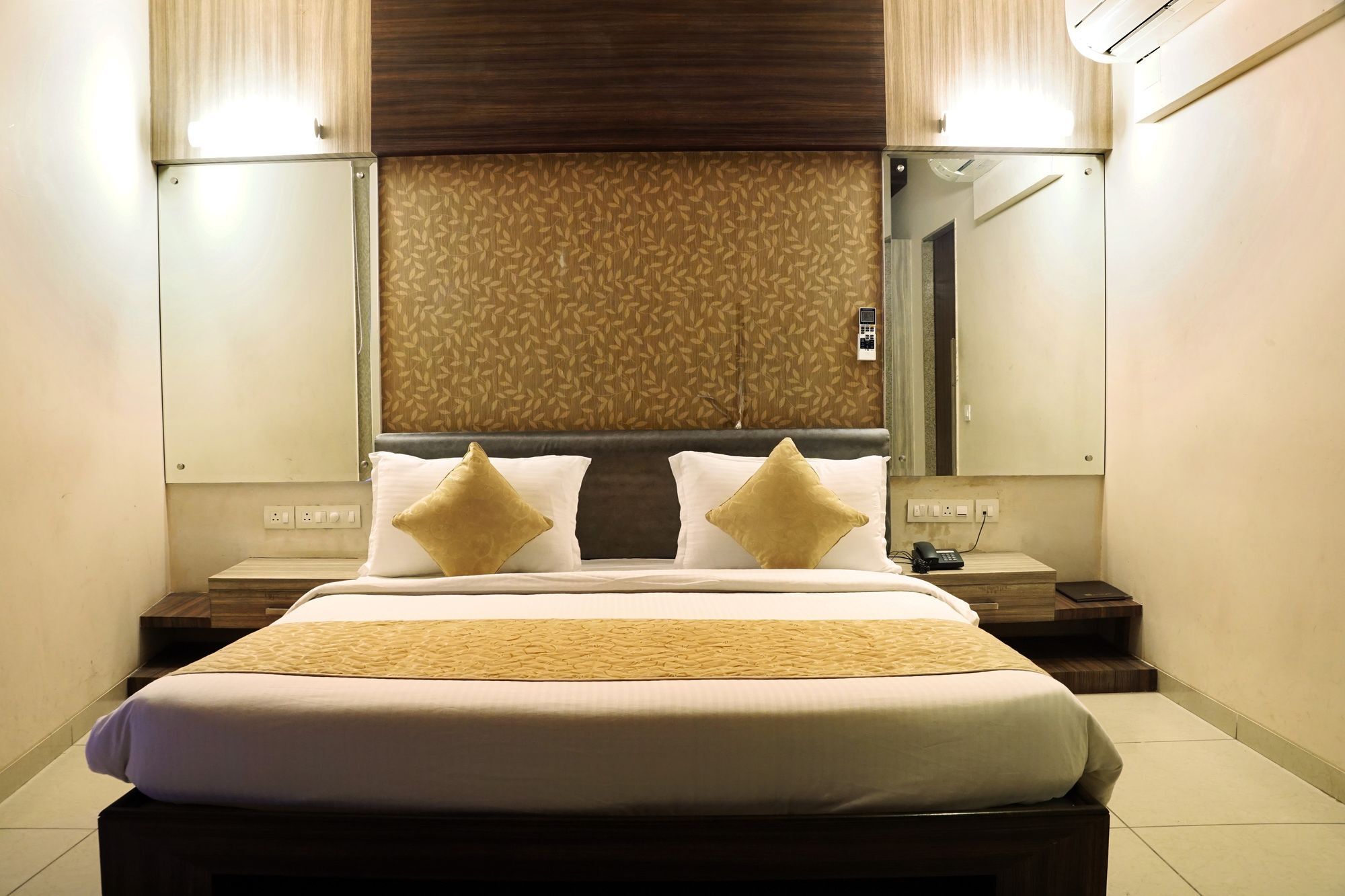 אחמדאבאד Hotel Gormoh מראה חיצוני תמונה