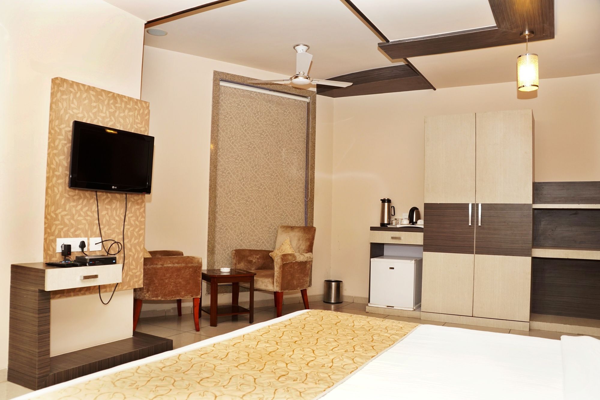 אחמדאבאד Hotel Gormoh מראה חיצוני תמונה